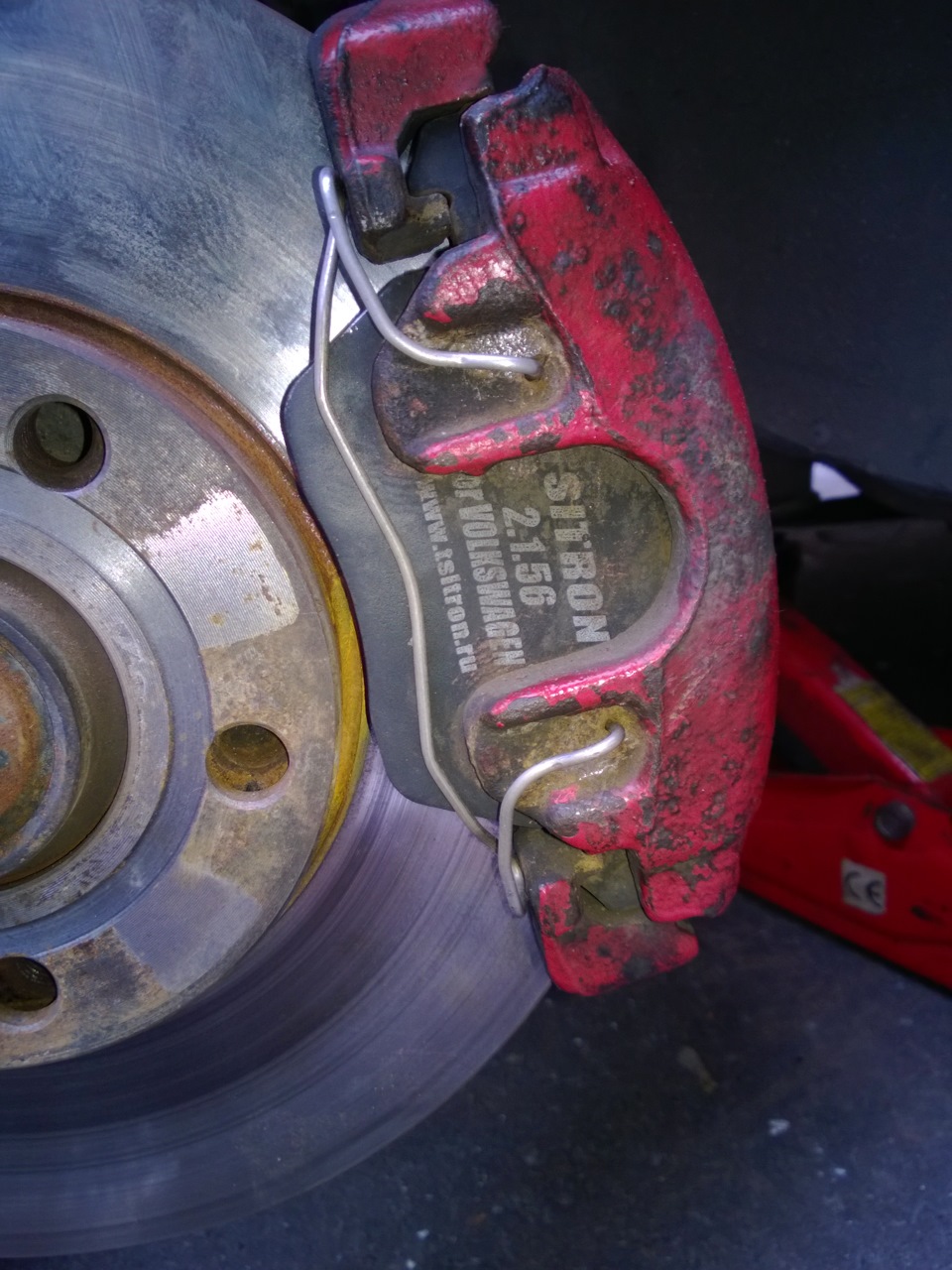 Прилегание тормозной колодки к диску. Колодка прижимается к диску. 6 двигателя. Колодки не полностью прилегают к диску. Колодка прижимается к диску.