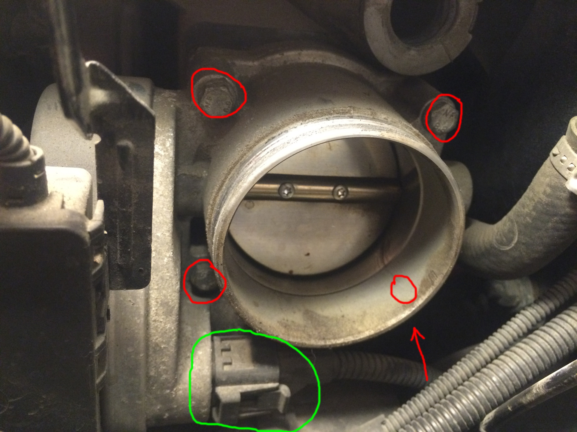 как снять разъем с дроссельной заслонки