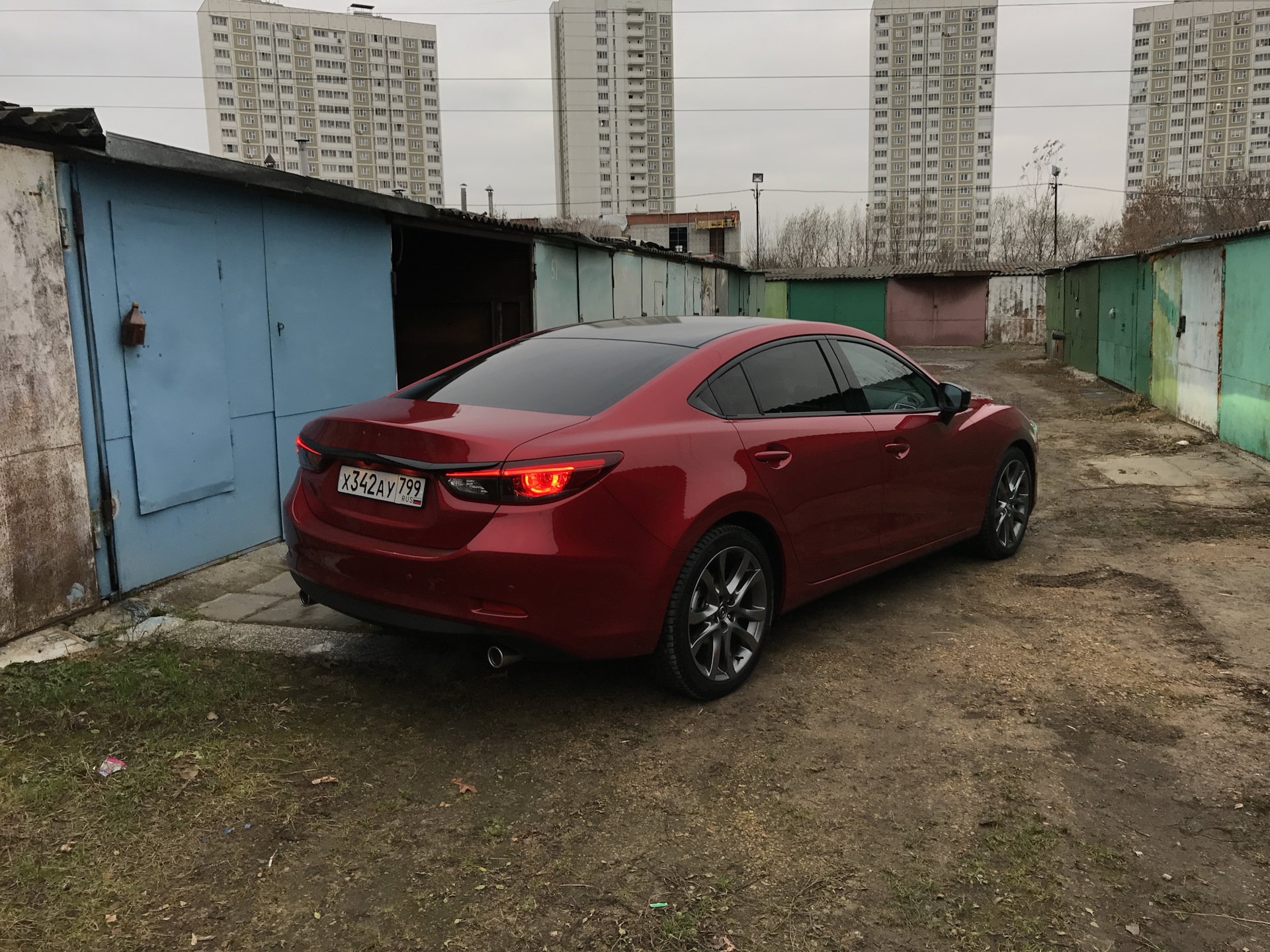 Audi a5 red. Красный антихром. Антихром infiniti fx35. Mazda 6 gj красная антихром. Антихром мазда 6 красная.