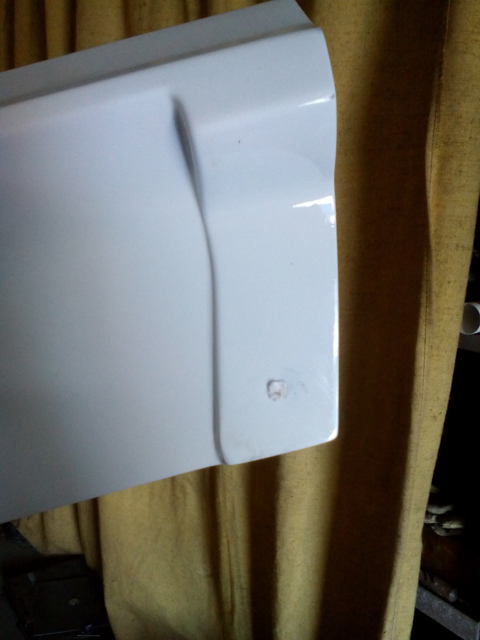 для разметки пришлось вставить тампончик из влажной салфетки в отверстие в спойлере — Lada Ларгус