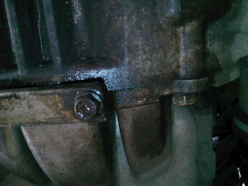 ауди 80 поддон двигателя снизу. ваз 2115 течет масло с коробки. масло капает. течь масла рено логан 1. снизу двигателя течет масло.