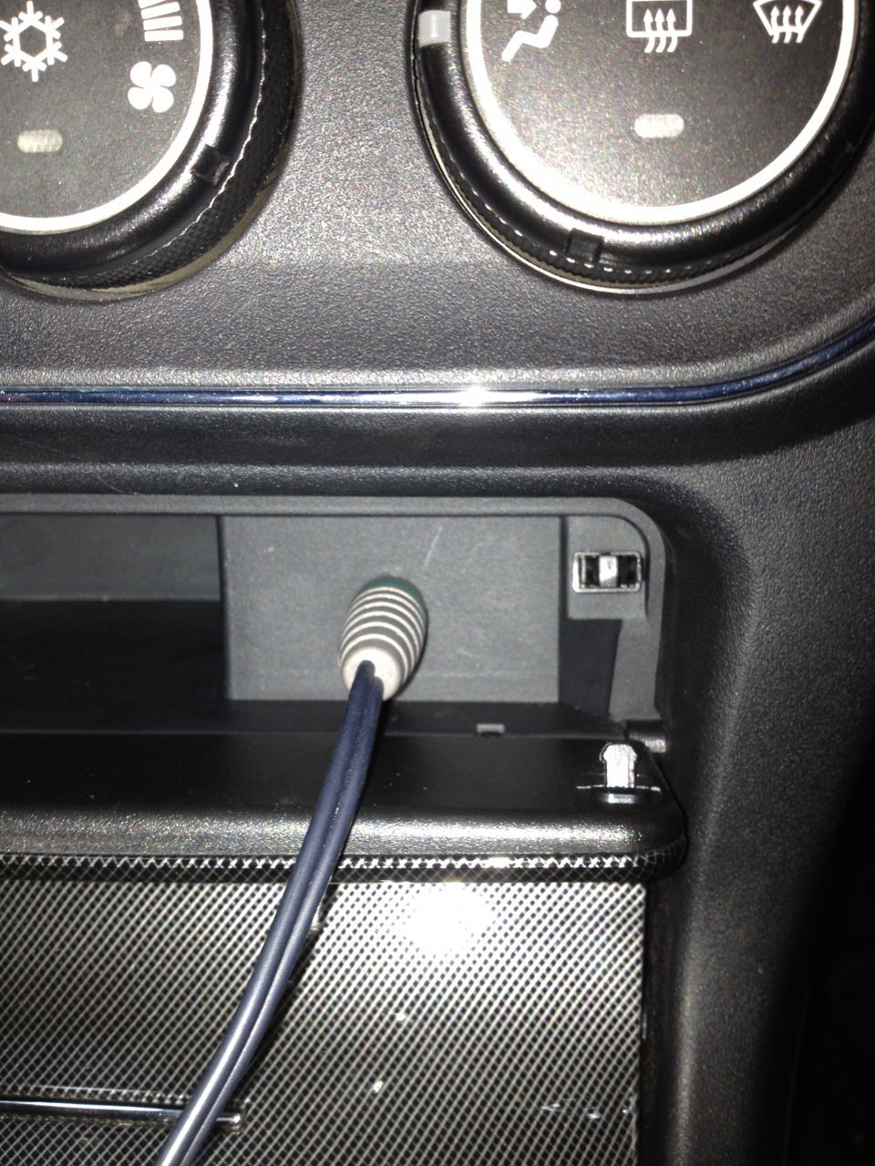 Установить аукс. Выход USB aux в авто Лансер 10. 2113 Аукс. Lancer 10 aux разъем.