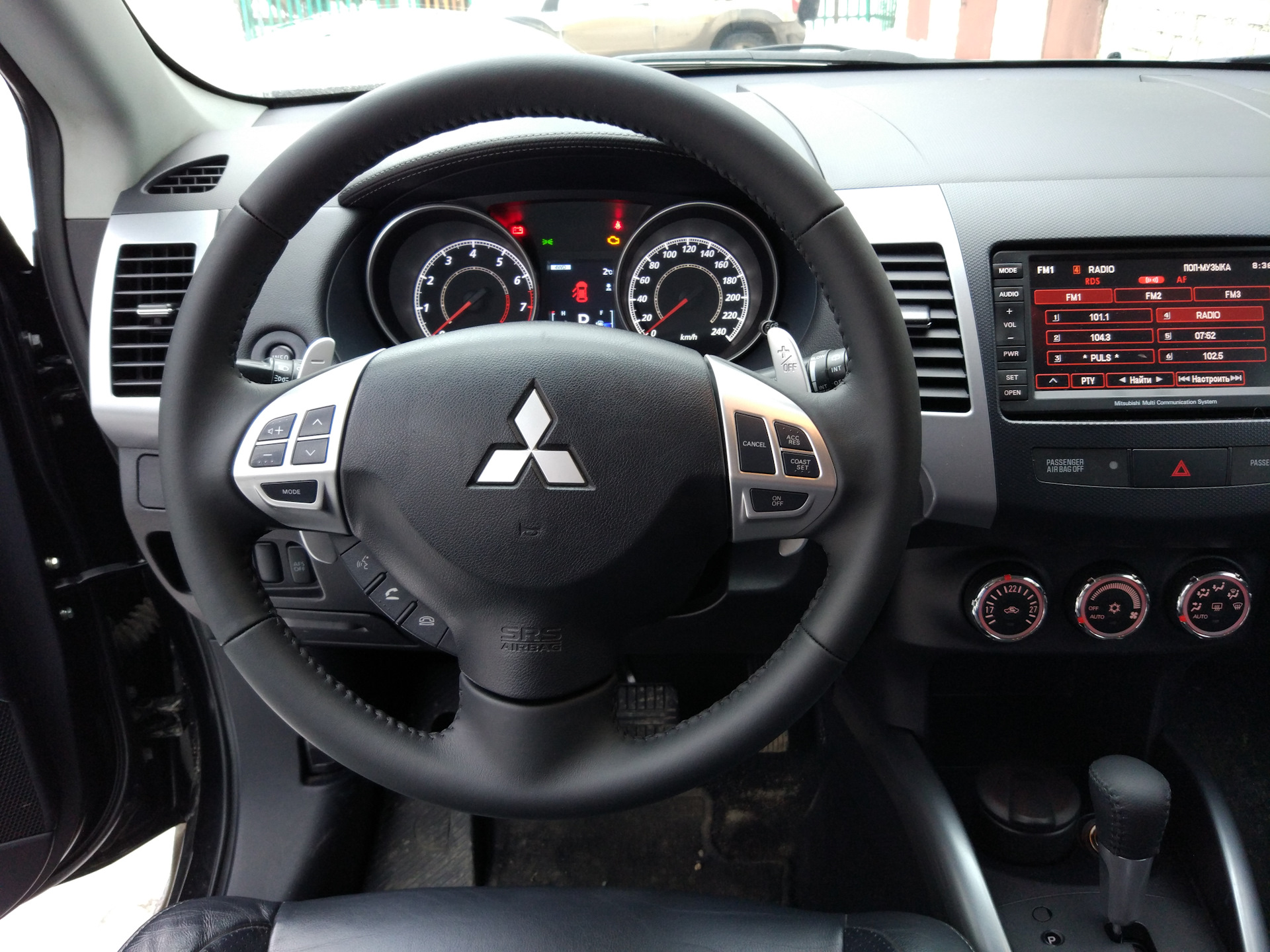 Mitsubishi outlander xl салон. Mitsubishi Outlander XL 2010 салон. Митсубиси Аутлендер XL 2010 салон. Митсубиси Аутлендер 2010 салон. Аутлендер XL 2010 салон.