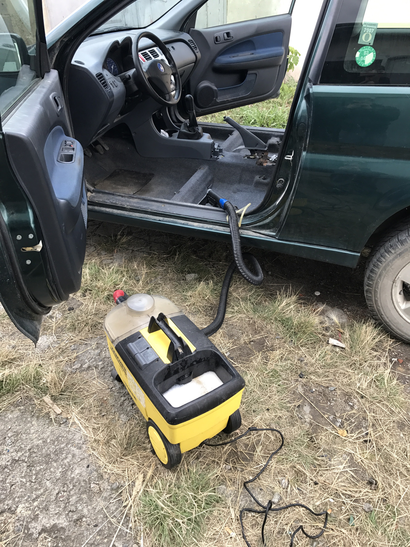 Чистка салона моющим пылесосом — Honda HR-V (1G), 1,5 л, 1999 года ...