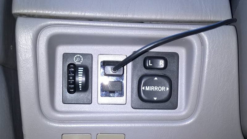 Usb установка. Prius 20 USB. USB В Toyota Prius 20. Юсб в Приус 20.