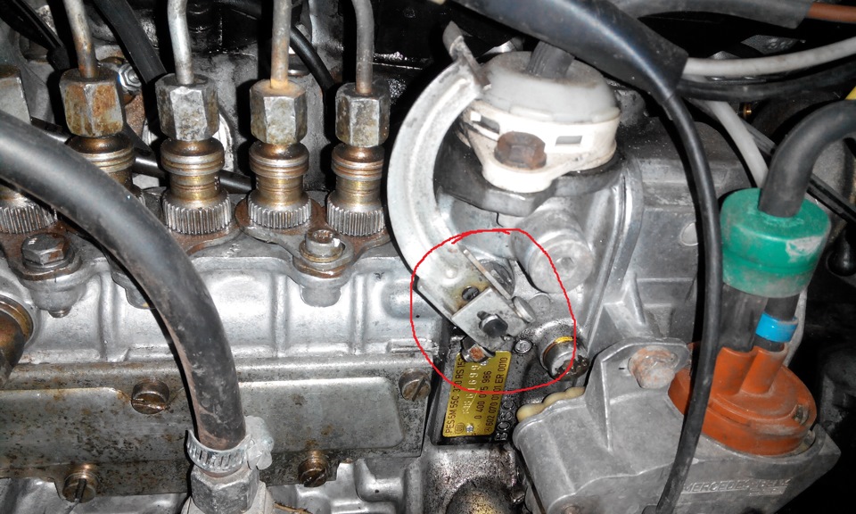 Вот она подленькая течь — Mercedes-Benz E-Class (W124). Запчасти на фото: A6020700101