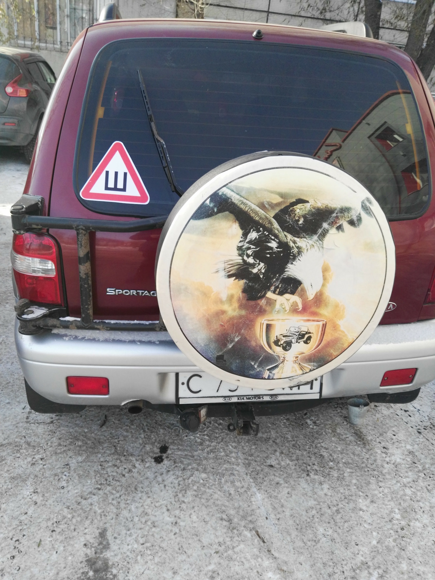 Клеим на заднее стекло опознавательный знак "Ш" — KIA Sportage (1G), 2 ...
