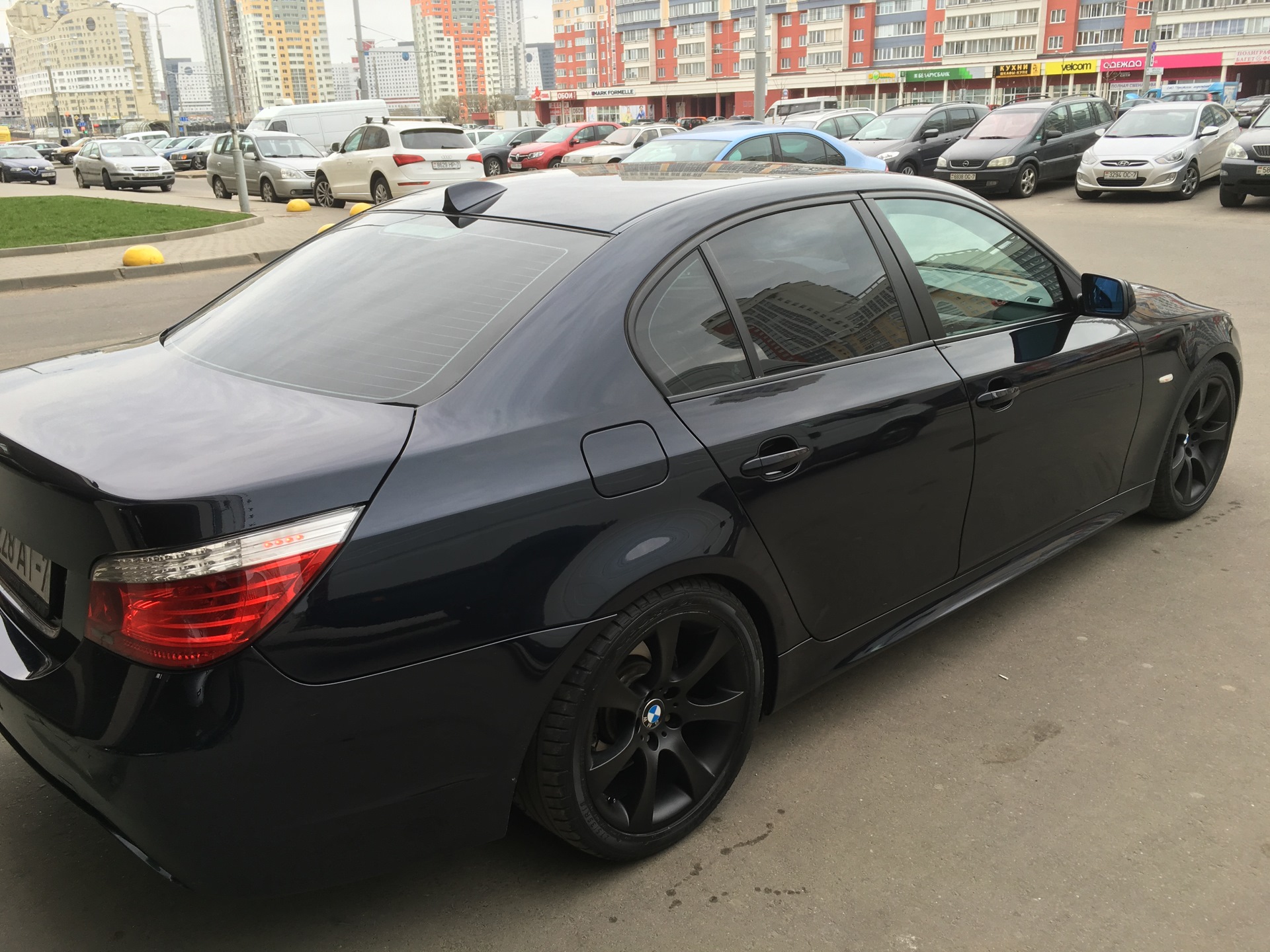 Цвет карбон шварц. БМВ е60 карбон Шварц. 124 Стиль БМВ е60. Carbon Swartz BMW e60. Black Carbon Schwarz e60.