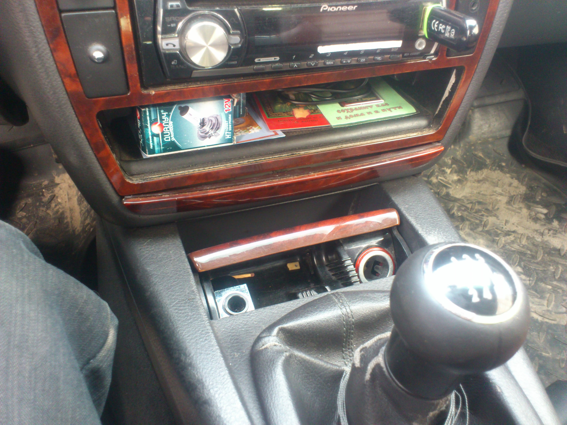 Разборка/сборка и ремонт задних подстаканников и пепельницы на VW Passat B5