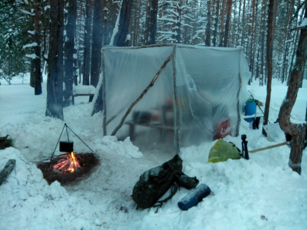 Люди в палатке зимой