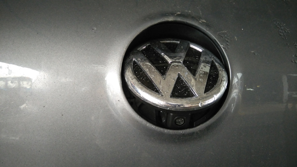 Камера заднего вида в значке — Volkswagen Golf Mk6, 1,2 л, 2012 года ...