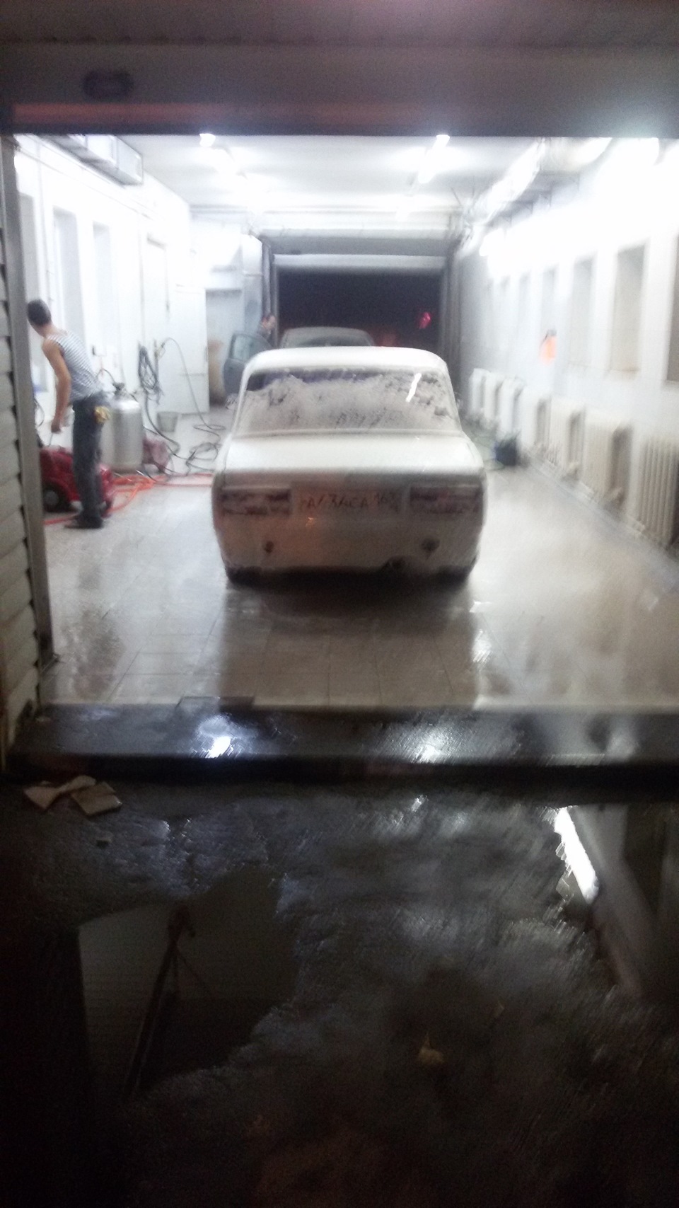 Взглянул на лобовое стекло и ужаснулся, одни мошки, решил помыть ...