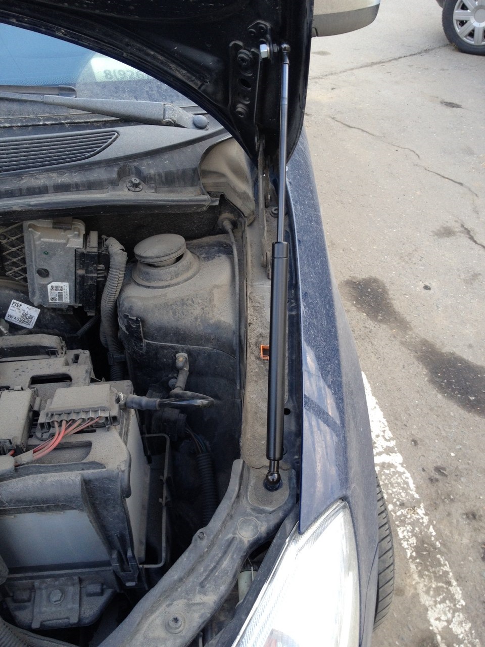 Упор Капота — Skoda Roomster, 1,6 л, 2010 года | запчасти | DRIVE2