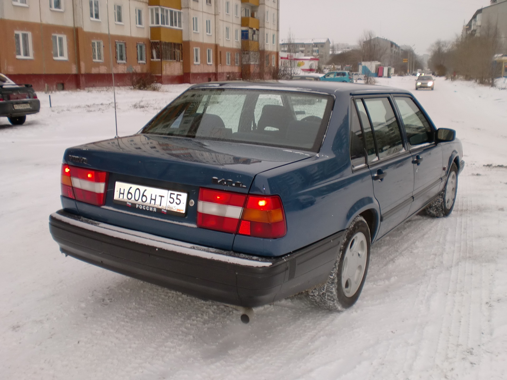 Авито 60. Volvo 940 сзади.