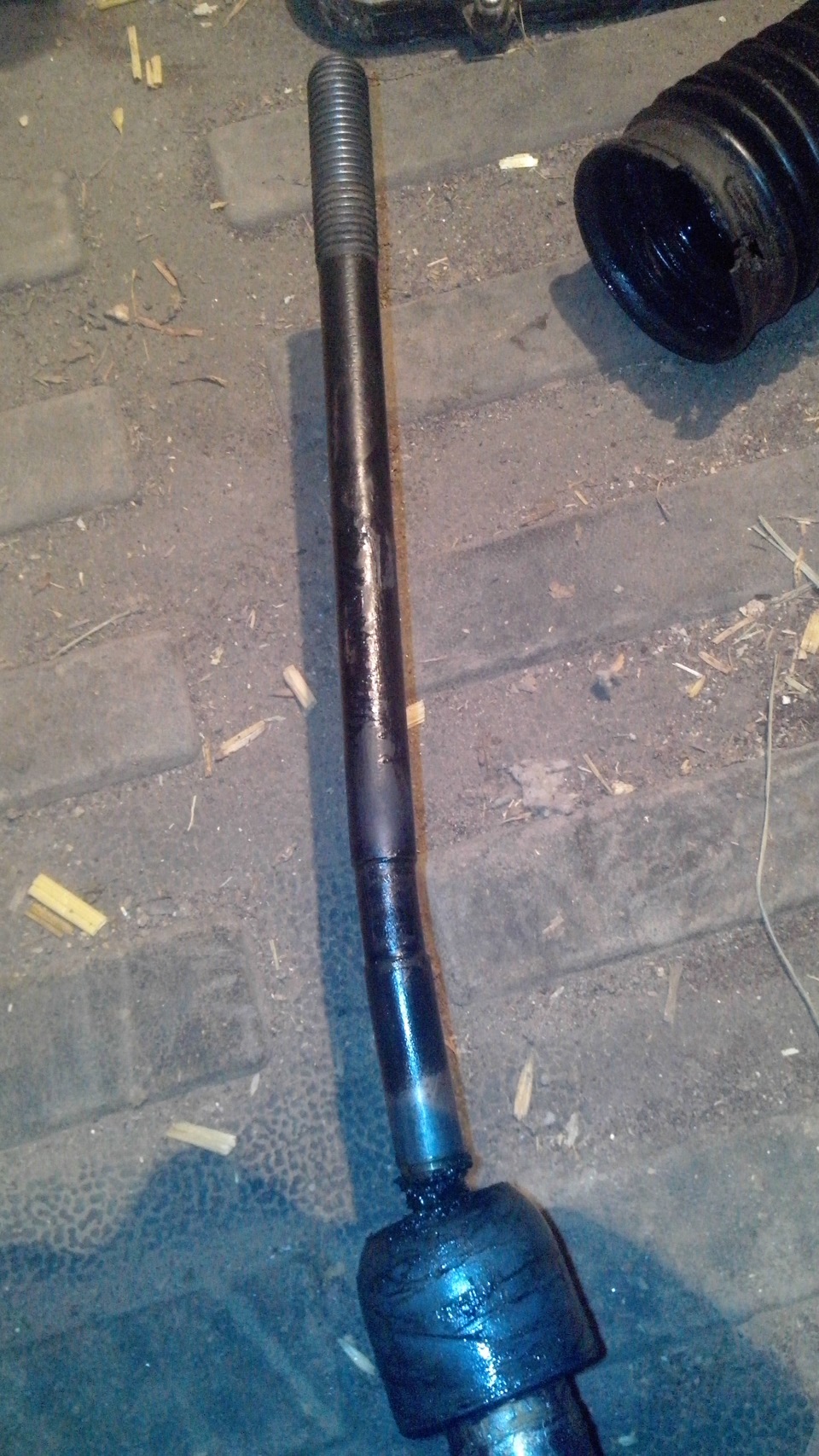 Погнулась рулевая тяга мерседес 814. 2522307 рулевая тяга. Погнул рулевую тягу уаз 3303. Погнута рулевая тяга ваз 2110. Снятие наконечников дюраполовых дуг.