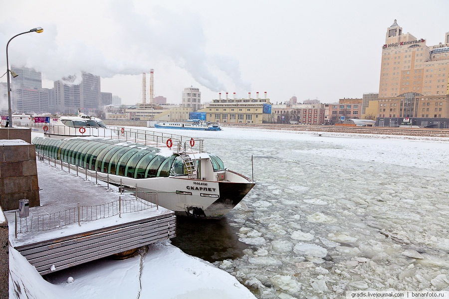 Речные трамвайчики зимой. Рэдиссон теплоход Москва зима. Рэдиссон зимой по Москва реке. Рэдиссон флотилия зимой Москва. Зима в Москве Яуза.