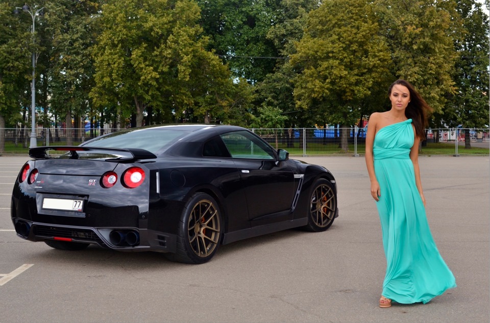 Nissan GTR r35 и девушка