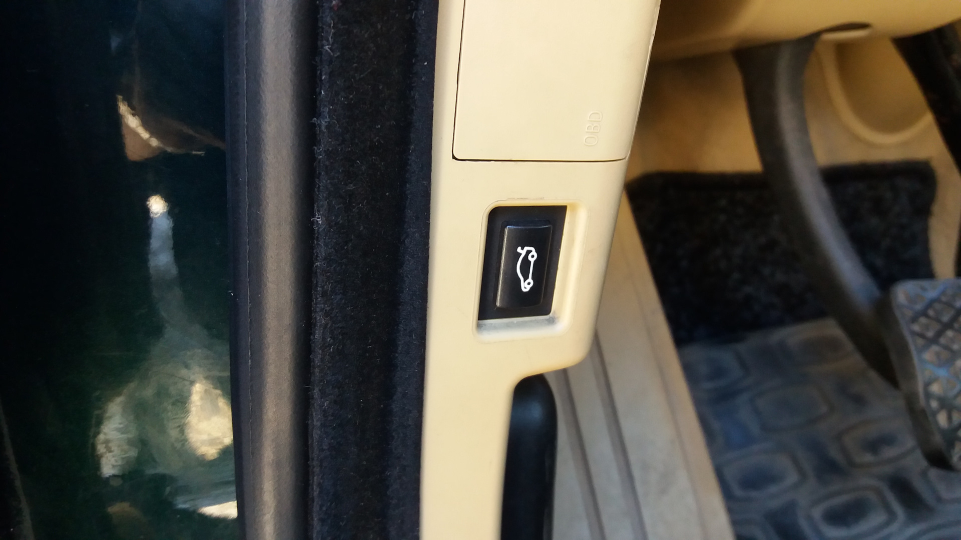 Кнопка багажника е39. BMW e46 кнопка открывания багажника. Кнопка багажника e60 BMW. Кнопка открывания багажника е34.