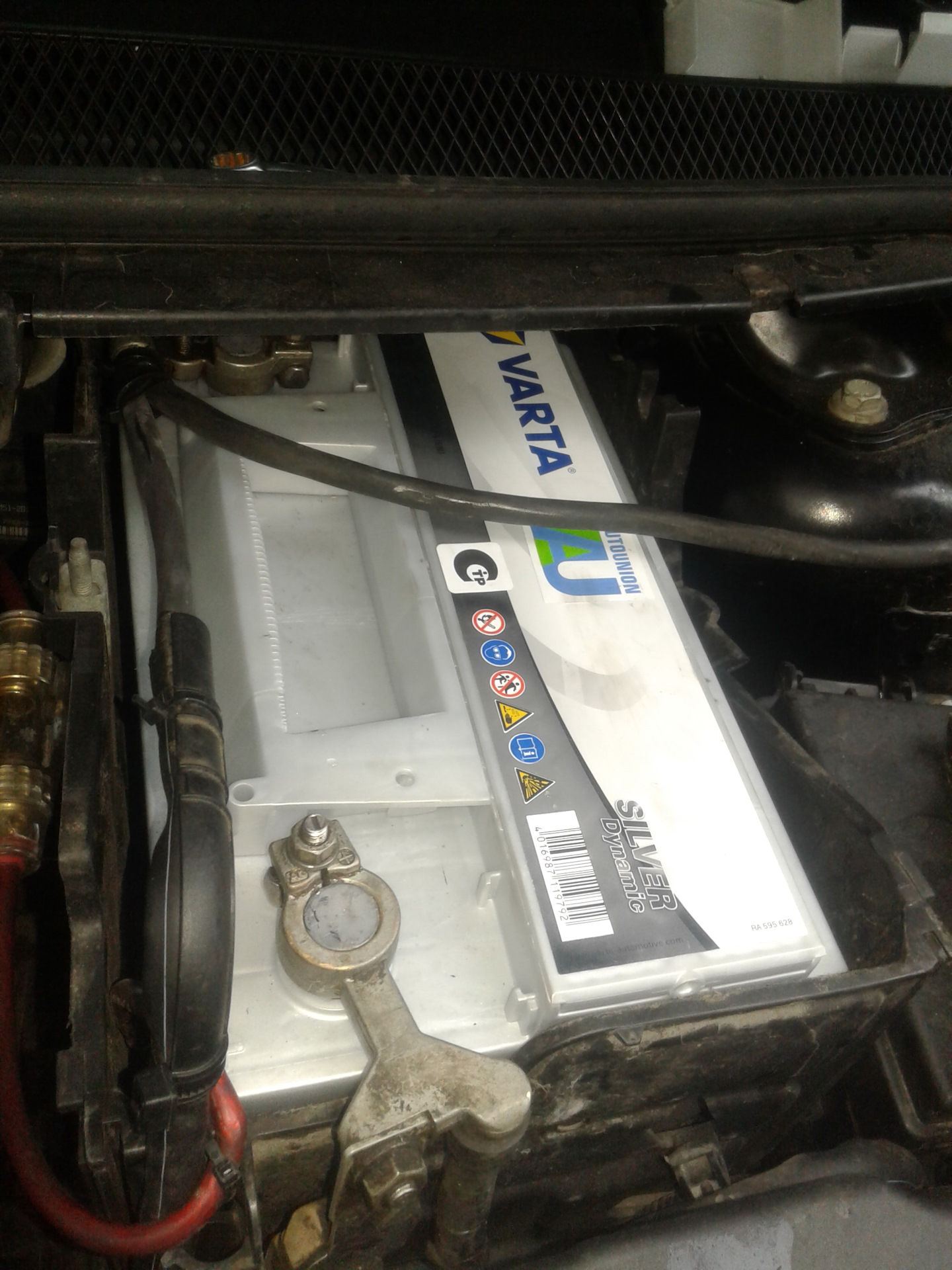 Транспортное средство батарея. Mazda 6 2011 аккумулятор. Автомобильный аккумулятор в машине. Replace на аккумуляторе. Плюсовая шина акб vw jetta 6.