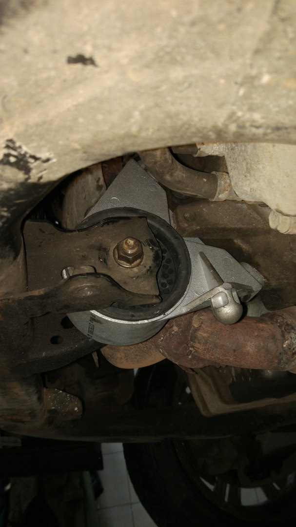 Полетела передняя подушка двигателя — Opel Astra H, 1,8 л, 2011 года ...