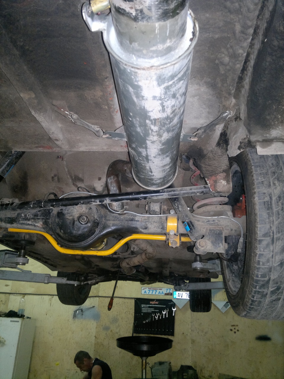 Резонатор или пламегаситель в чем разница. 675f652s 960. Резонатор или пламегаситель в чем разница фото. Резонатор или пламегаситель в чем разница-675f652s 960. картинка Резонатор или пламегаситель в чем разница. картинка 675f652s 960. все эти типы деталей делятся на обычные, полупрямоточные и прямоточные. думаю разницу пояснять не надо.я коснусь вопроса прямоточных, почему именно их? наши движки не такие уж и шумные, но недостаток коллекторов есть, отсутствует резонатор (его роль заменяет катализатор), но хочется минимум шума и максимум комофорта.чем плохо прогорание выхлопной? потерей вакума и подсосом воздуха в систему. не секрет, когда мы отпускаем ногу с педали газа, резко падает объем выхлопных газов (ВГ), что приводит к эффекту обатной волны, ВГ начинает втягивать обратно. если есть воздух — много тянет, что очень плохо сказывается на тяге. и не приятный шум и рев, при разгазовке (обратный эффект).пламегасители и резонаторы почти не имеют отличий — в первых более плотная и качественная набивка, обычная базальтовая мимниральная вата, и специальный рисунок из отверстий, на внутреннем патрубке. поскольку у нас турбина, за ней есть смысл ставить резонатор. в моем случае прямоточный коротыш, который поглотит и притушит вибрацию и бас. Резонатор или пламегаситель в чем разница. 675f652s 960. Резонатор или пламегаситель в чем разница фото. Резонатор или пламегаситель в чем разница-675f652s 960. картинка Резонатор или пламегаситель в чем разница. картинка 675f652s 960. все эти типы деталей делятся на обычные, полупрямоточные и прямоточные. думаю разницу пояснять не надо.я коснусь вопроса прямоточных, почему именно их? наши движки не такие уж и шумные, но недостаток коллекторов есть, отсутствует резонатор (его роль заменяет катализатор), но хочется минимум шума и максимум комофорта.чем плохо прогорание выхлопной? потерей вакума и подсосом воздуха в систему. не секрет, когда мы отпускаем ногу с педали газа, резко падает объем выхлопных газов (ВГ), что приводит к эффекту обатной волны, ВГ начинает втягивать обратно. если есть воздух — много тянет, что очень плохо сказывается на тяге. и не приятный шум и рев, при разгазовке (обратный эффект).пламегасители и резонаторы почти не имеют отличий — в первых более плотная и качественная набивка, обычная базальтовая мимниральная вата, и специальный рисунок из отверстий, на внутреннем патрубке. поскольку у нас турбина, за ней есть смысл ставить резонатор. в моем случае прямоточный коротыш, который поглотит и притушит вибрацию и бас.