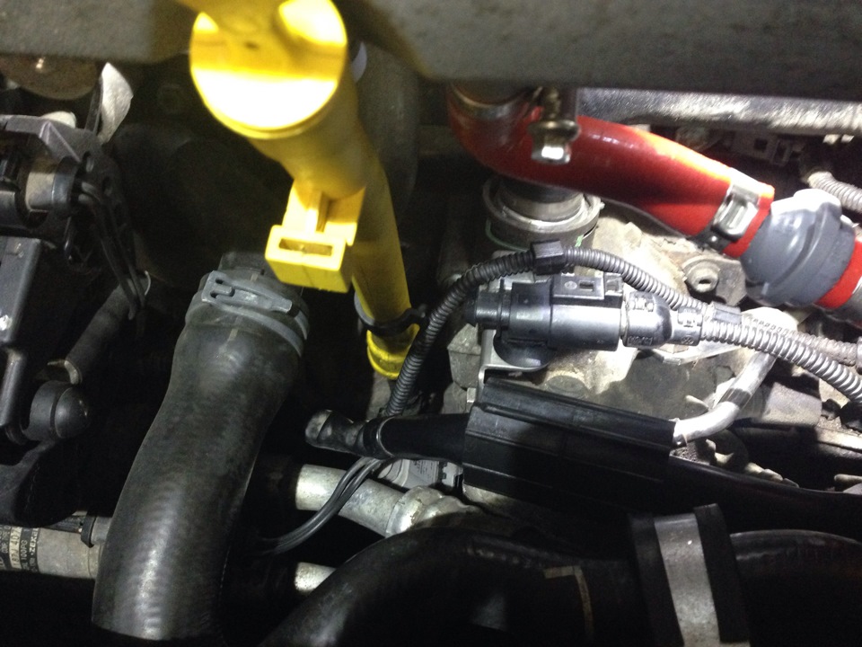 Поменял кронштейн и болты держащие дроссельную заслонку — Volkswagen ...