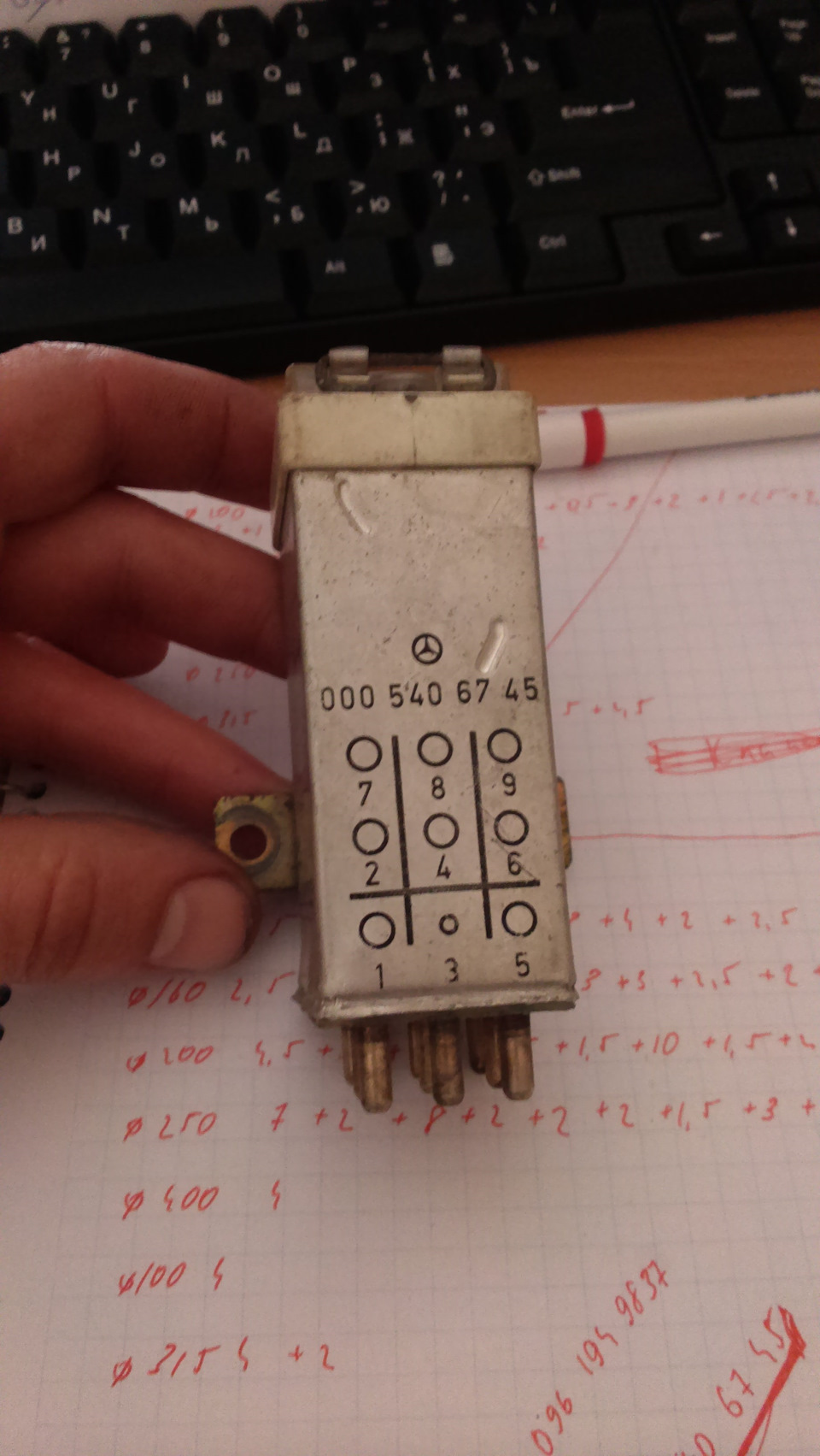 Реле перегрузки мерседес 124. Реле перенапряжения Мерседес w124. Реле перегрузки w124 m102. W124 e220 реле перегрузки.
