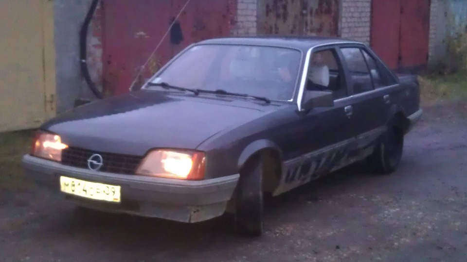 Порвался тормозной шланг и акума сдохла окончательно((( — Opel Rekord E ...