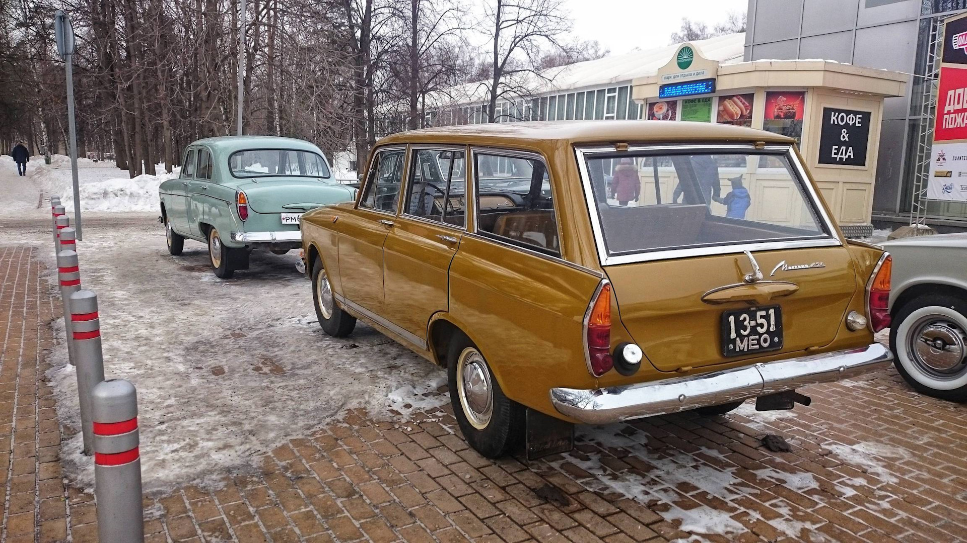 Сокольники ретро. Автомобили в сокольниках. Парк ретро автомобилей. Автомобили в сокольниках. Автомобили в сокольниках.