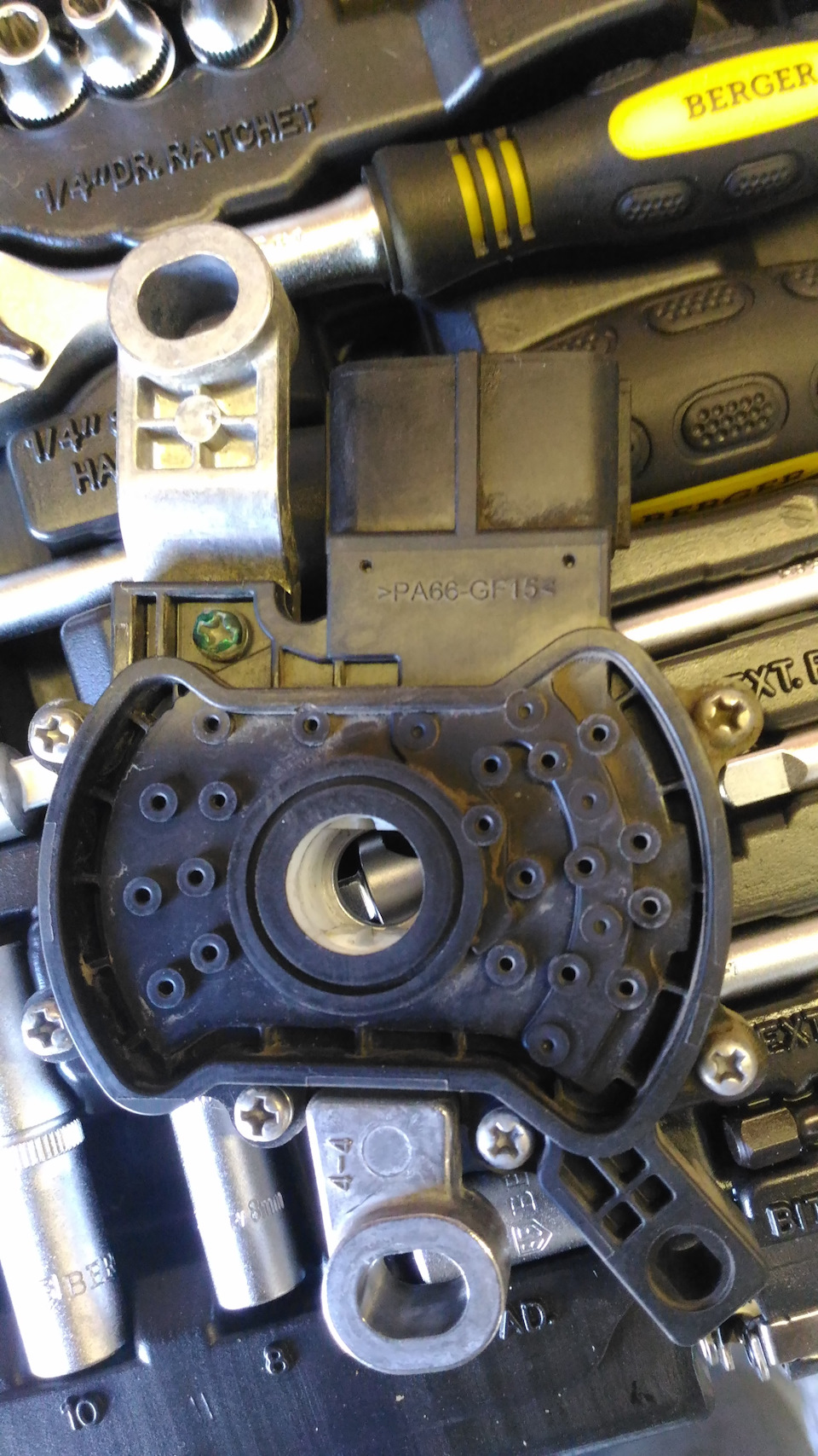 Вид снизу — KIA Ceed (2G). Запчасти на фото: GF154