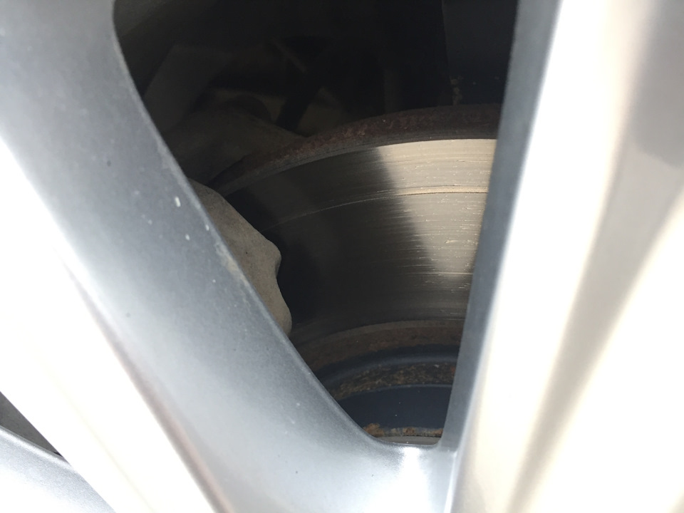 Тормозные диски, износ колодок. — Toyota Camry (XV50), 2,5 л, 2014 года ...