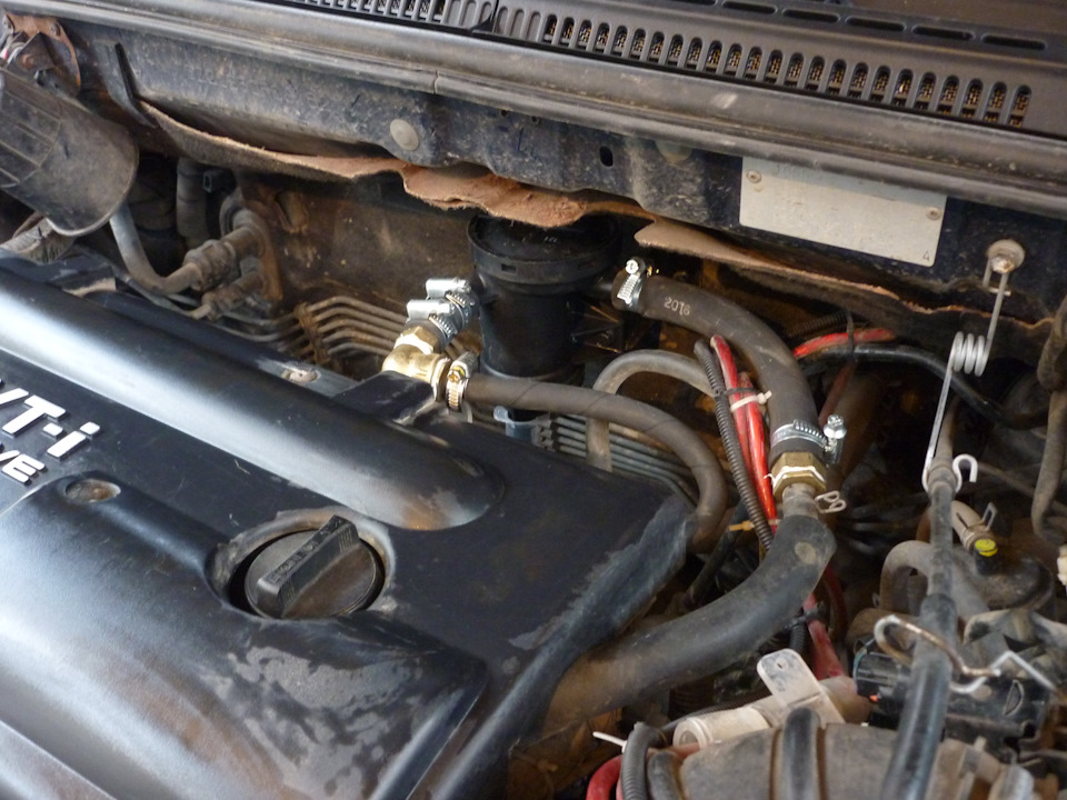 Кожух под шланги пришлось чуть подрезать, что бы от вибрации ничего не тёрлось друг о друга. — Toyota Corolla (120)