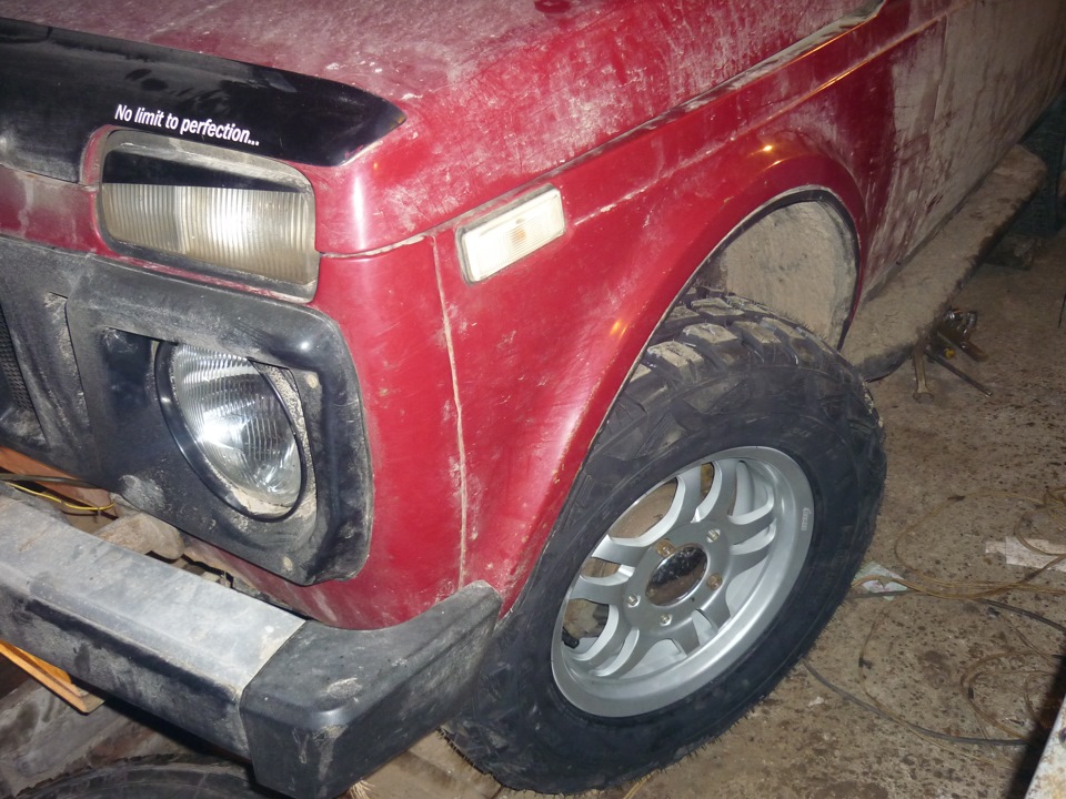 Грязевые шины кумхо на ниву. 677cc22s 960. Грязевые шины кумхо на ниву фото. Грязевые шины кумхо на ниву-677cc22s 960. картинка Грязевые шины кумхо на ниву. картинка 677cc22s 960. После выбора дисков думал обуться в бюджетную грязевую резину типо форвард сафари 540. На тот момент больше 215 не хотел, щас жалею об этом естественно, надо было 235 брать, но уже всё… Попозже подрасту… Но как только я их заказал, продовец посоветовал отказаться от этой затеи в том плане, что у них не качественное производство резины, возьми лучше кордионт офф роад. Но их, хоть по рисунку они и одинаковы — брать не хотел.В итоге пошёл думать дальше. Выбор стоял между Ханкук Динапро и Кумхо КЛ 71.В итоге взял Кумхо.