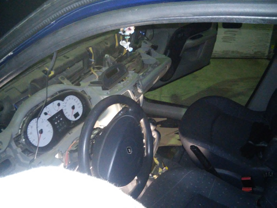 Потек радиатор отопителя — Renault Symbol, 1,4 л, 2004 года | поломка ...