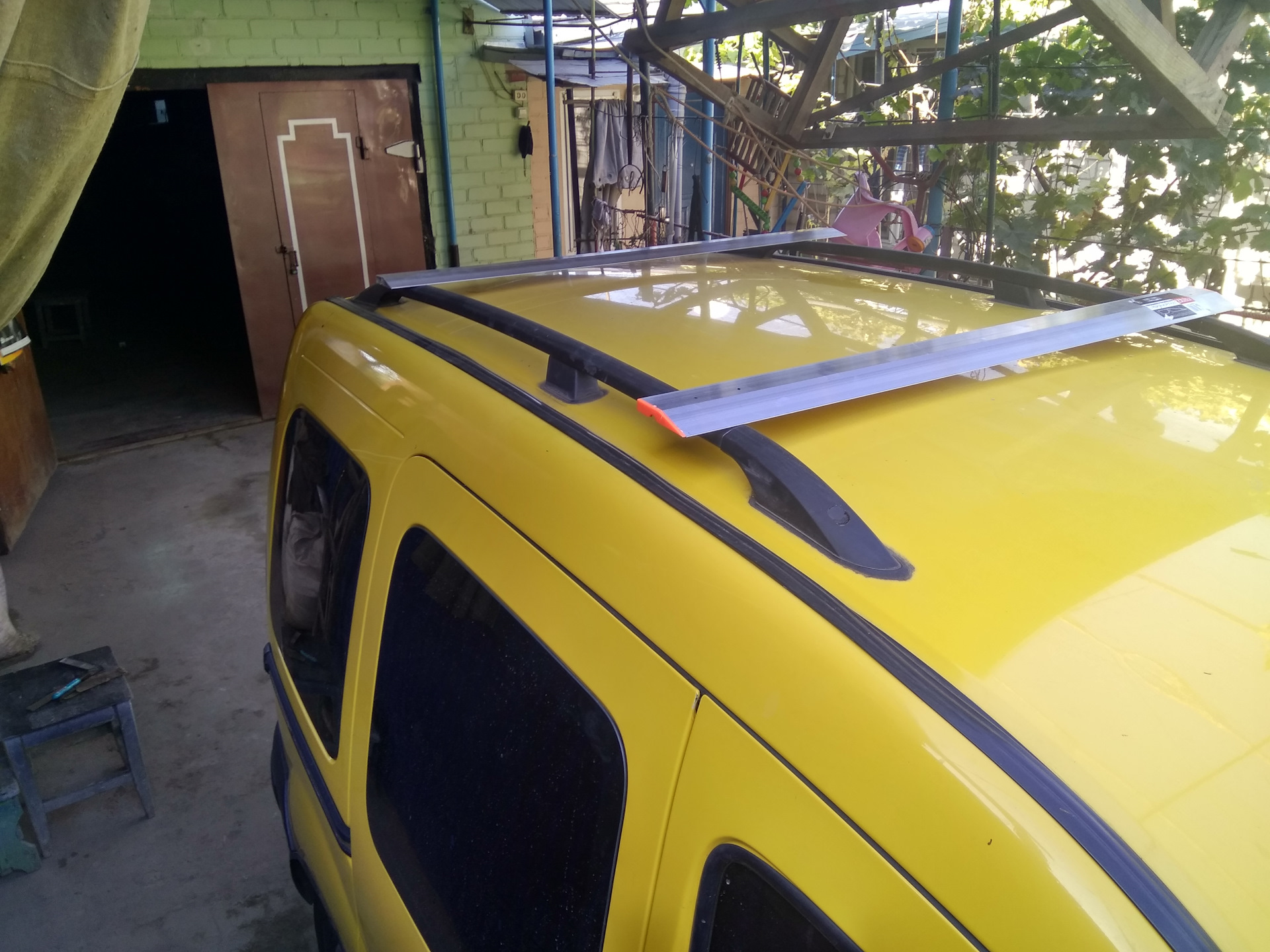 Рейлинги рено кангу 2. Багажник на крышу рено кангу 1. Рейлинги рено кангу 1. Рено кангу 1 рейлинги на крышу. Рейлинги на крышу renault kangoo 1.