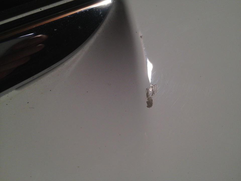 небольшой скол. сколы на лобовом стекле на вольво хс60. маленький скол на лобовом стекле. маленький скол. скол лобового стекла.