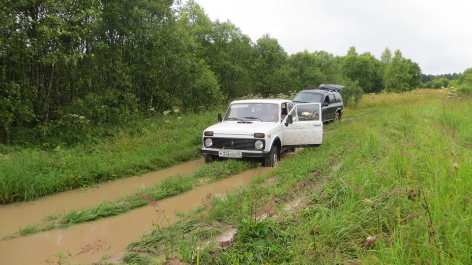 Колея нивы. Кия Нива. Нива с прицепом в лесу. Колея Нива. Нива на расширенной колее.