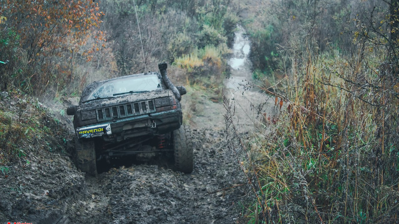 Jeep Grand Cherokee в грязи