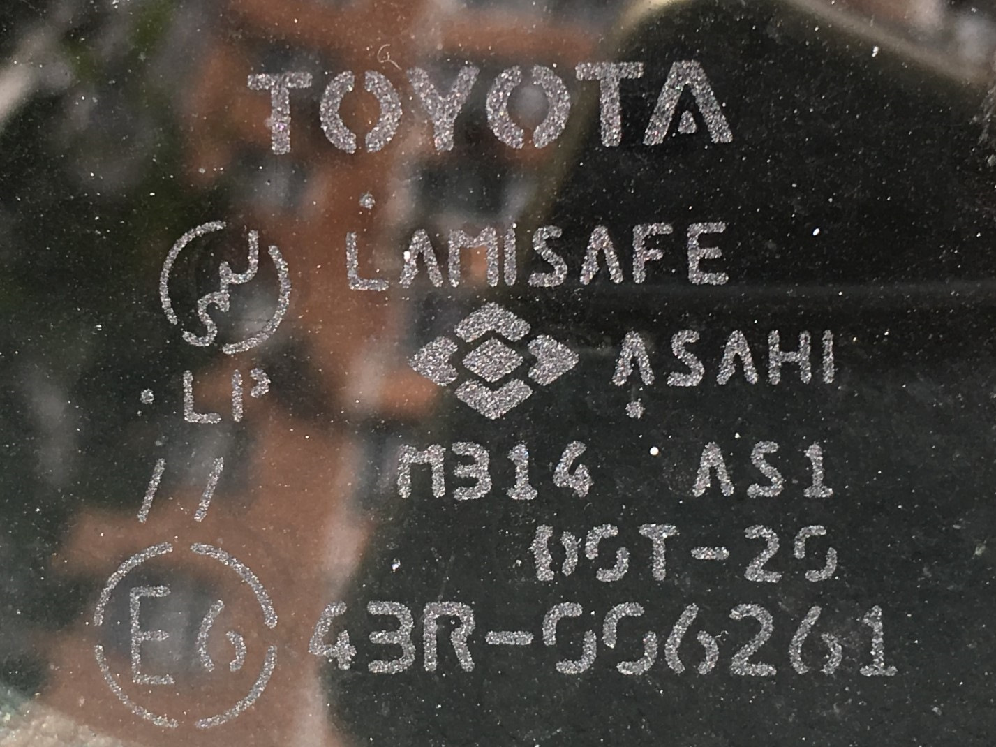 На дне год выпуска. Маркировка на стекле Toyota Corolla. Тойота Королла 120 кузов маркировка стекол. Toyota маркировка стекол 2001. Маркировка стекла Тойота.