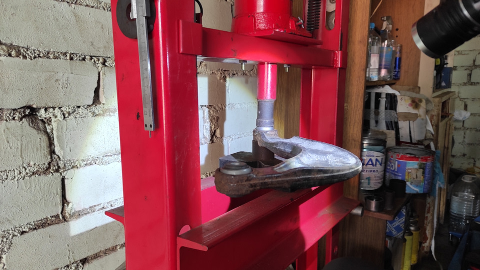 Правый. — Volvo S80 (2G)