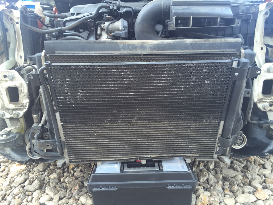 Ящик для инструментов превратился в замечательную подпорку :) И да, радиатор кондиционера у меня труха полная, буду менять в будущем обязательно — Skoda Octavia A5 Mk2