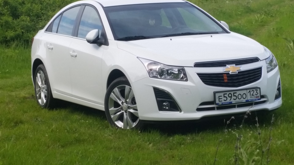 Машина Chevrolet Cruze белая