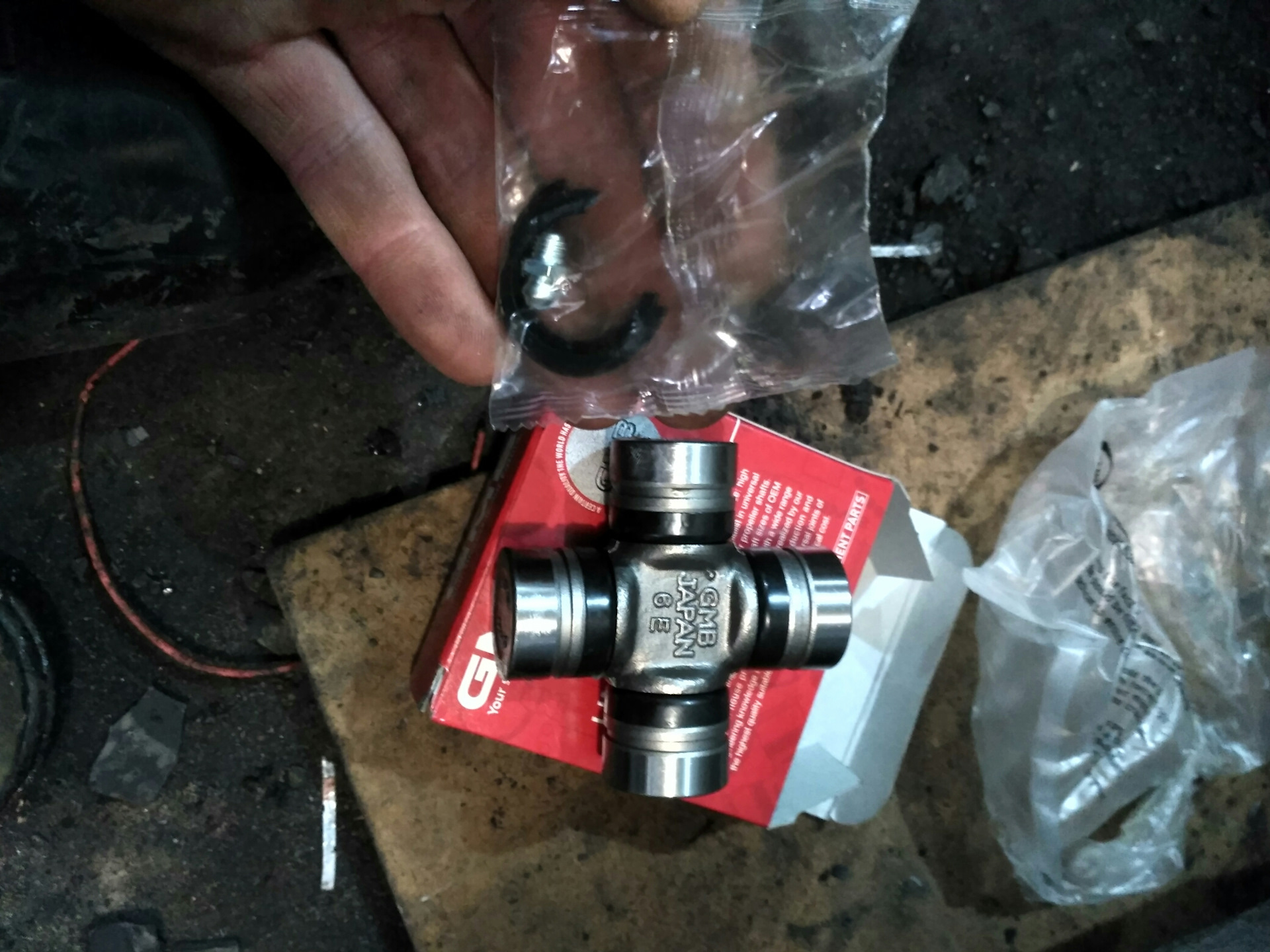 Крестовина спортейдж 3. Крестовина спортейдж 3. 5 крестовины заднего кардана. Крестовина sportage 3 дизель. Крестовина спортейдж 3.