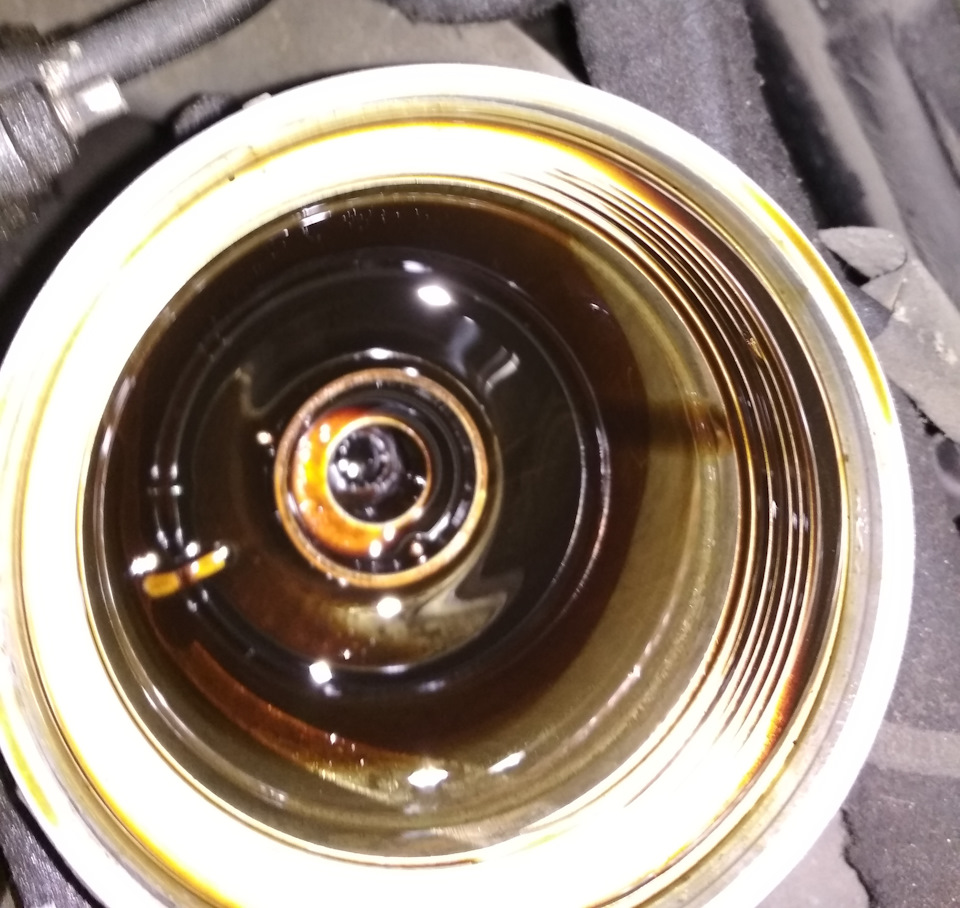 слева вроде похоже на входное (подающее) отверстие. В центре выходное с шариковым клапаном. — KIA Sorento (1G)