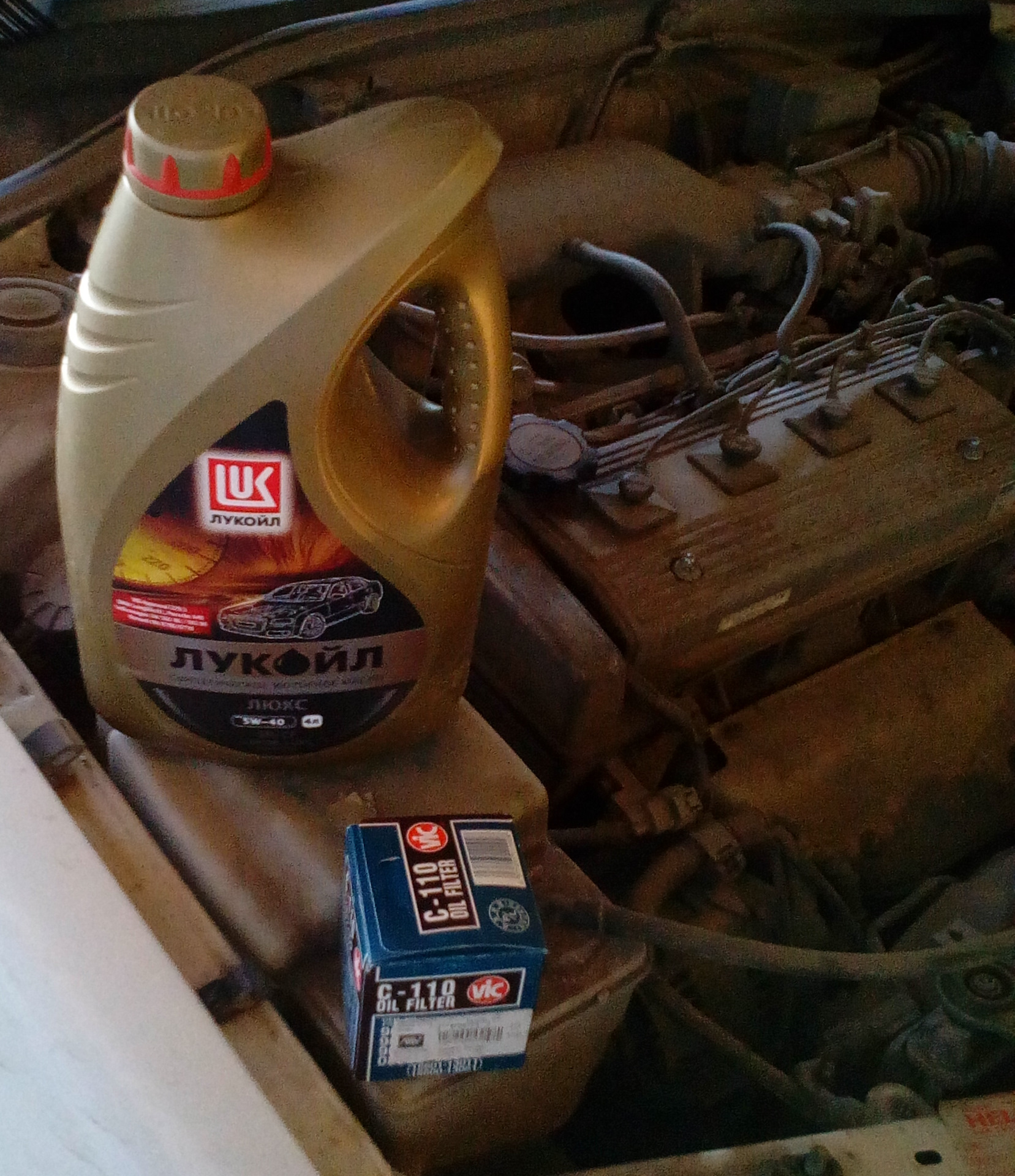 масло в шевроле круз лукойл 10w 40. масло лукойл в синей канистре. масло моторное 5w40 полусинтетика на ваз 2112. масло машинное лукойл 6 литров в-40. можно ли заливать масло 10.