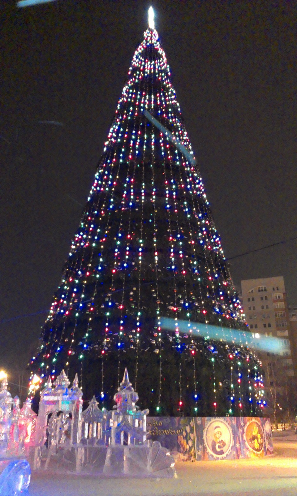 Елка уличная в москве на красной площади. Главная елка элиста 2022. Какая елка есть. Елка в новомосковске 2023. Прикольные ёлки установленные на улицах городов.