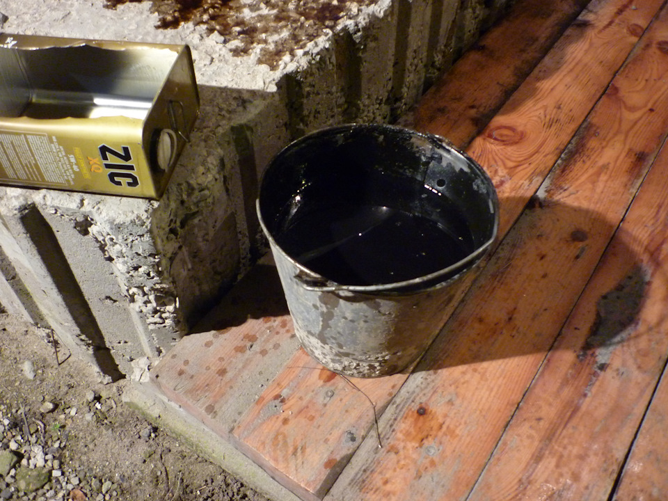 Это уже второе ведро в процессе промывки — жижа чисто чёрного цвета ! — Toyota Corolla (120)