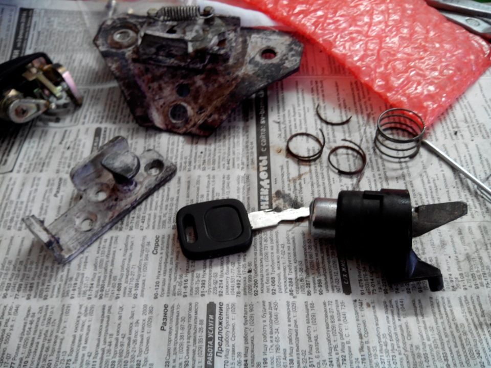 Замок задней двери. Пробка бака. — Volkswagen Transporter T3, 1,9 л ...