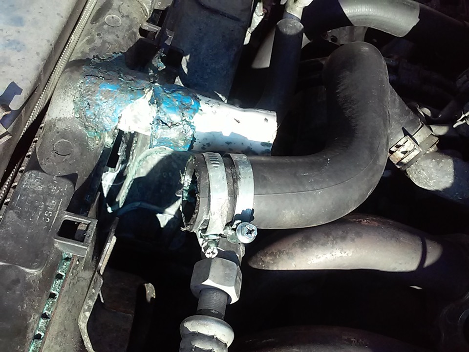 Греется патрубок радиатора. Верхний патрубок радиатора грейт вол дир 3. Греется патрубок радиатора. Сорвало верхний патрубок радиатора королла. Chevrolet malibu 2010 год верхний патрубок радиатора.