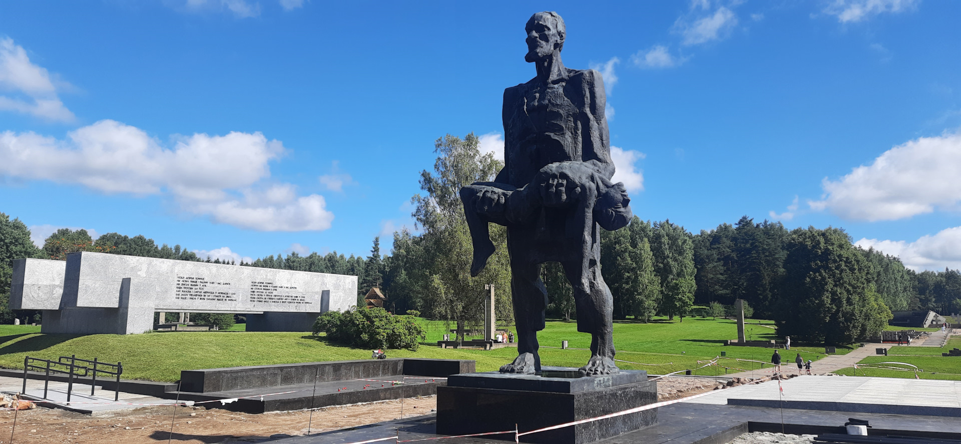 Хатынь в белоруссии карта мемориала. Мемориальный комплекс курган славы минск. Хатынь мемориальный комплекс на карте. Деревня хатынь в белоруссии на карте. Хатынь как добраться.